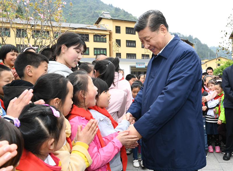 2019年4月15日，習近平總書記來到重慶市石柱土家族自治縣中益鄉(xiāng)小學看望老師和同學們，并同他們親切交流。